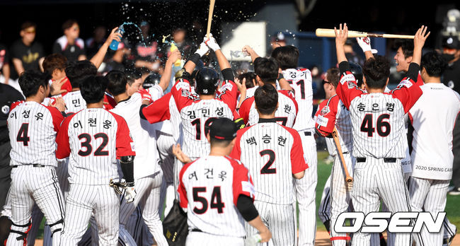 끝내기 만루포를 쏘아올린 LG 라모스가 홈을 밟으며 동료들의 축하를 받고 있다. / dreamer@osen.co.kr