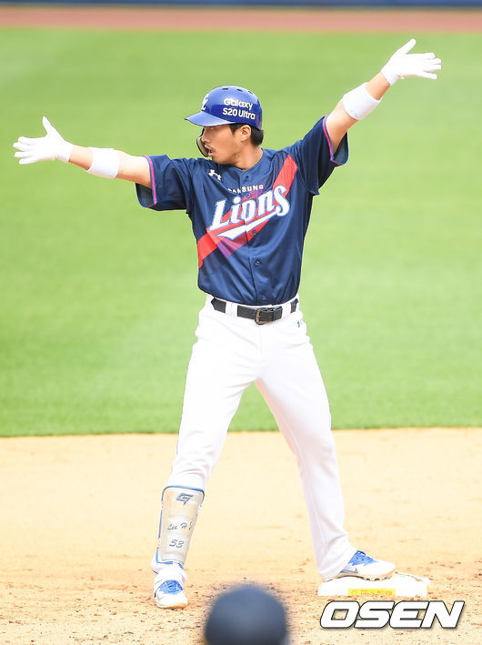 5회말 1사 2,3루 삼성 이학주가 2타점 적시 2루타를 나라리고 만세를 하고 있다. /   soul1014@osen.co.kr