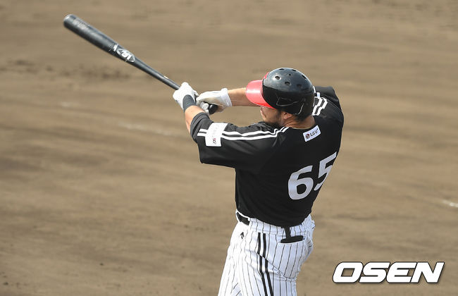 LG 라모스가 홈런을 때려내고 있다. /youngrae@osen.co.kr 