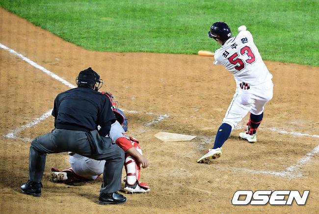 8회말 2사 1,3루에서 두산 최주환이 역전 1타점 우전 적시타를 날리고 있다. /jpnews@osen.co.kr