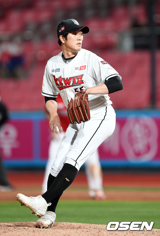 7회초 무사 1,3루에서 KT 유원상이 역투하고 있다. /sunday@osen.co.kr