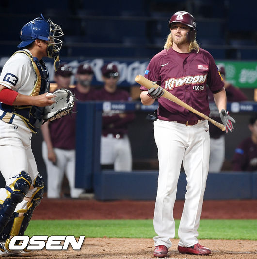 26일 오후 창원 NC파크에서 ‘2020 신한은행 SOL KBO리그’ NC 다이노스와 키움 히어로즈의 경기가 열렸다. 8회초 2사 주자 만루 키움 모터가 판정에 아쉬워하고 있다. / rumi@osen.co.kr