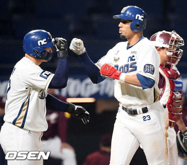26일 오후 창원 NC파크에서 ‘2020 신한은행 SOL KBO리그’ NC 다이노스와 키움 히어로즈의 경기가 열렸다. 8회말 2사 주자 1,2루 NC 알테어가 좌월 스리런 홈런을 날린 후 홈을 밟으며 나성범과 하이파이브를 하고 있다. / rumi@osen.co.kr