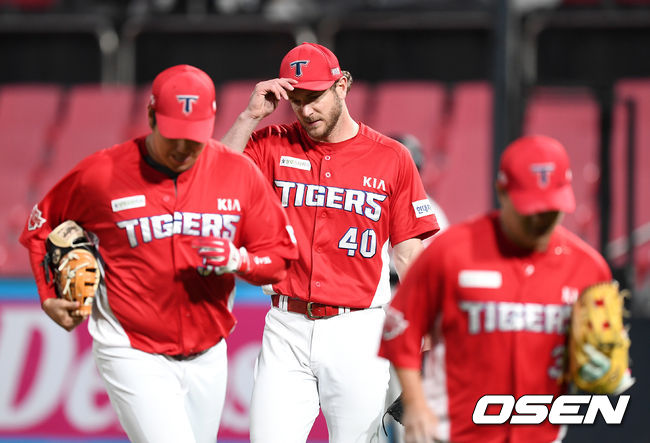 26일 오후 경기도 수원 KT위즈파크에서 ‘2020 신한은행 SOL KBO 리그’ KT 위즈와 KIA 타이거즈의 경기가 열렸다.4회말 1사 1,2루에서 KIA 가뇽이 KT 박경수를 병살타로 처리하고 더그아웃으로 가고 있다. /sunday@osen.co.kr