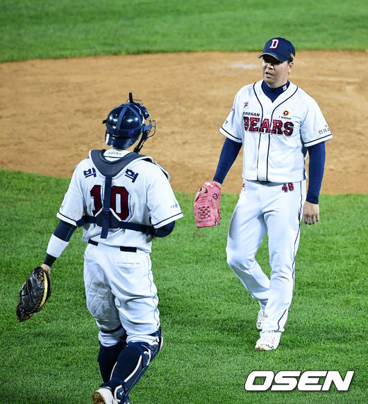 경기를 마치고 두산 이현승, 박세혁이 승리를 기뻐하고 있다. /jpnews@osen.co.kr