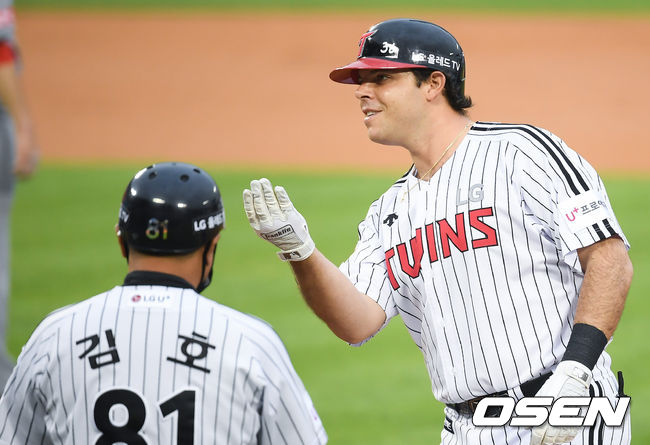 라모스가 안타를 날린뒤 세리머니를 하고 있다. /   soul1014@osen.co.kr