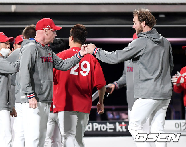 경기 종료 후 KIA 윌리엄스 감독이 가뇽과 주먹을 치고 있다. /cej@osen.co.kr