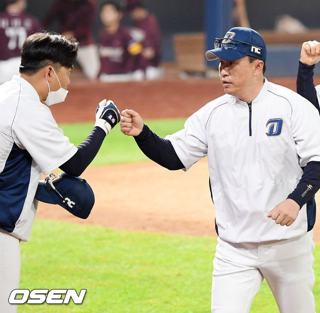 26일 오후 창원 NC파크에서 ‘2020 신한은행 SOL KBO리그’ NC 다이노스와 키움 히어로즈의 경기가 열렸다. 이 날 경기에서 NC 다이노스는 구창모의 완벽투와 타선과 불펜진의 합작으로 7-2로 승리를 거뒀다. 이로써 NC는 3연승을 달리며 시즌 15승3패를 마크했다. 반면, 키움은 2연패에 빠지며 10승9패가 됐다.경기를 마치고 NC 이동욱 감독이 하이파이브를 하고 있다./ rumi@osen.co.kr