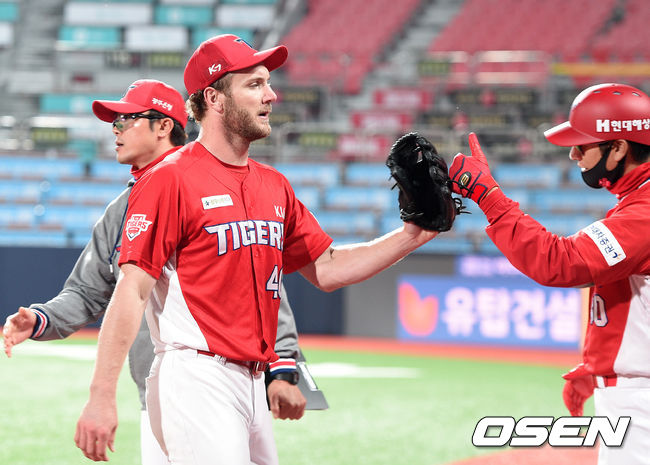 7회말 2사에서 KT 배정대를 삼진으로 처리한 KIA 가뇽이 더그아웃에서 동료들과 환호하고 있다. /sunday@osen.co.kr