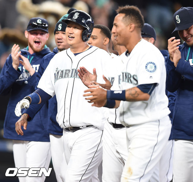 2016년 4월14일(한국시간) 텍사스전에서 연장 10회말 시애틀 이대호가 끝내기 홈런을 날린 뒤 동료들의 축하를 받고 있다. / soul1014@osen.co.kr