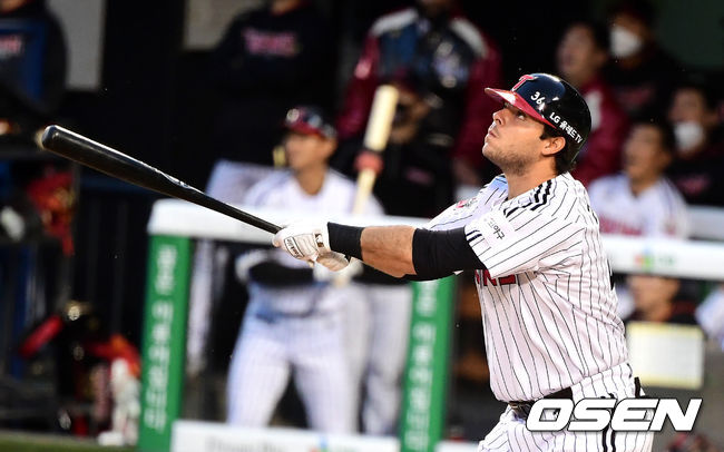 3회말 1사 1루에서 LG 라모스가 역전 투런포를 날리며 타구를 바라고 있다. /jpnews@osen.co.kr