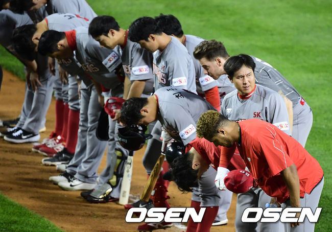 경기를 마치고 SK 선수들이 패배를 아쉬워하고 있다. /jpnews@osen.co.kr