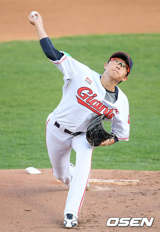  롯데 선발 박세웅이 힘차게 공을 뿌리고 있다. /rumi@osen.co.kr