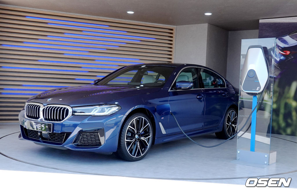 BMW 뉴 5시리즈 플러그인하이브리드 530e.