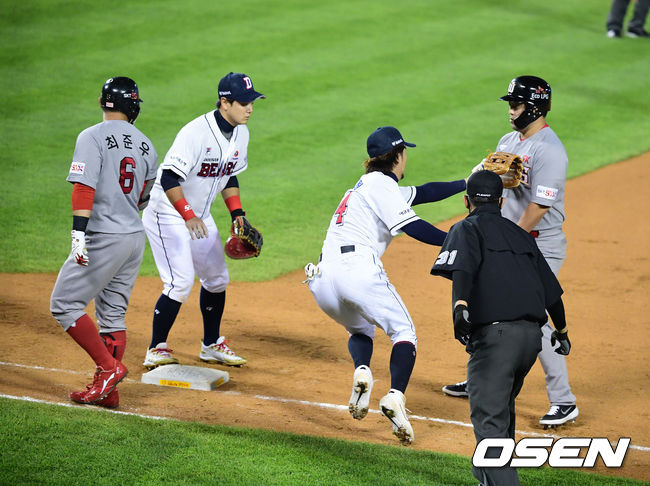 6회초 1사 만루에서 두산 오재원이 최준우의 2루땅볼에 1루주자 정의윤과 최준우를 아웃처리하며 더블아웃을 완성하고 있다. 3루주자의 득점은 인정. /jpnews@osen.co.kr