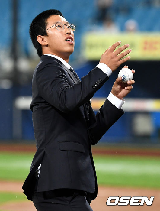 27일 대구삼성라이온즈파크에서 ‘2019 신한은행 MY CAR KBO리그’ 삼성 라이온즈와 SK 와이번스의 경기가 열렸다.루키스 데이를 맞이해 경기장을 찾은 2020년 삼성 신인 허윤동이 클리닝타임 때 팬들에게 인사한 뒤 사인볼을 선물하고 있다. /dreamer@osen.co.kr