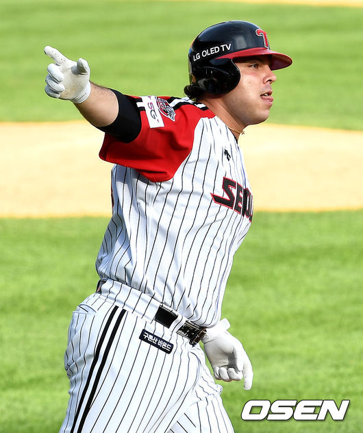 9회초 1사 만루 상황 LG 라모스가 끝내기 우월 만루포를 날리고 그라운드를 돌며 환호하고 있다. / dreamer@osen.co.kr