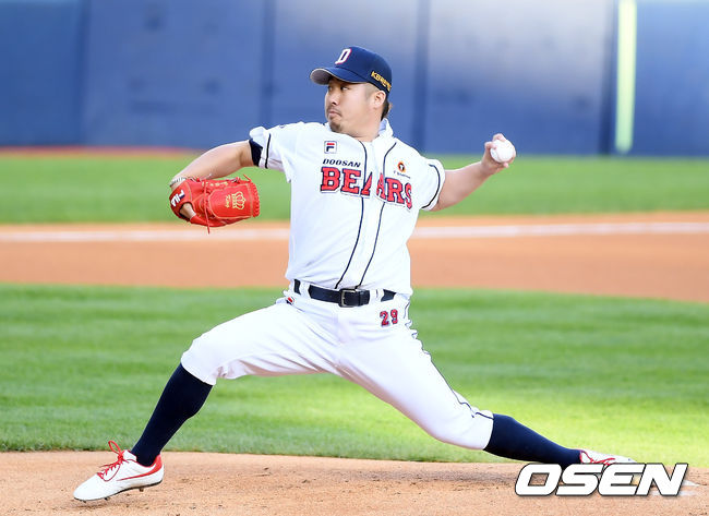 27일 오후 서울 잠실야구장에서 ‘2020 신한은행 SOL KBO리그’ 두산 베어스와 SK 와이번스의 경기가 열렸다.1회초 두산 선발투수 유희관이 공을 뿌리고 있다. /cej@osen.co.kr