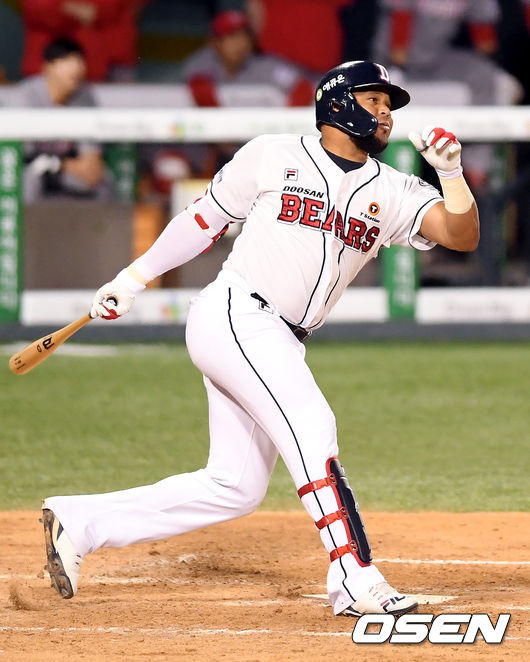 5회말 1사 1,2루에서 두산 페르난데스가 달아나는 우중간 2타점 적시 2루타를 때려내고 있다. /cej@osen.co.kr