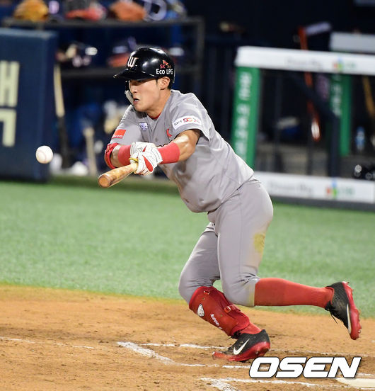 8회초 무사에서 SK 최지훈이 기습 번트로 내야 안타를 만들어내고 있다. /jpnews@osen.co.kr