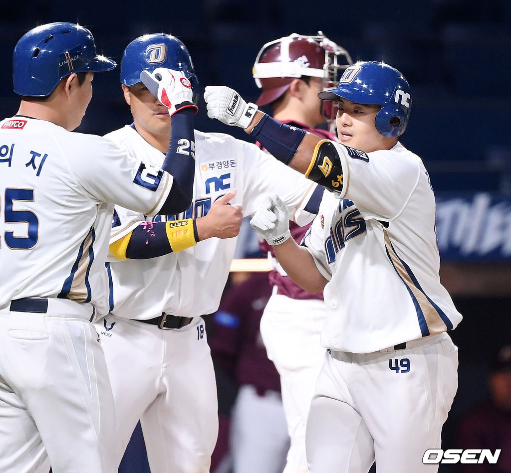 5회말 2사 주자 1,2루 NC 대타 강진성이 좌월 스리런 홈런을 날린 후 홈을 밟으며 양의지, 박석민과 하이파이브를 하고 있다. / rumi@osen.co.kr