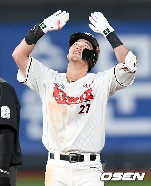 27일 오후 수원 KT위즈파크에서 '2020 신한은행 SOL KBO리그' KT 위즈와 KIA 타이거즈의 경기가 열렸다.7회말 무사 KT 배정대가 2루타를 날린 뒤 세레모니를 하고 있다./ksl0919@osen.co.kr