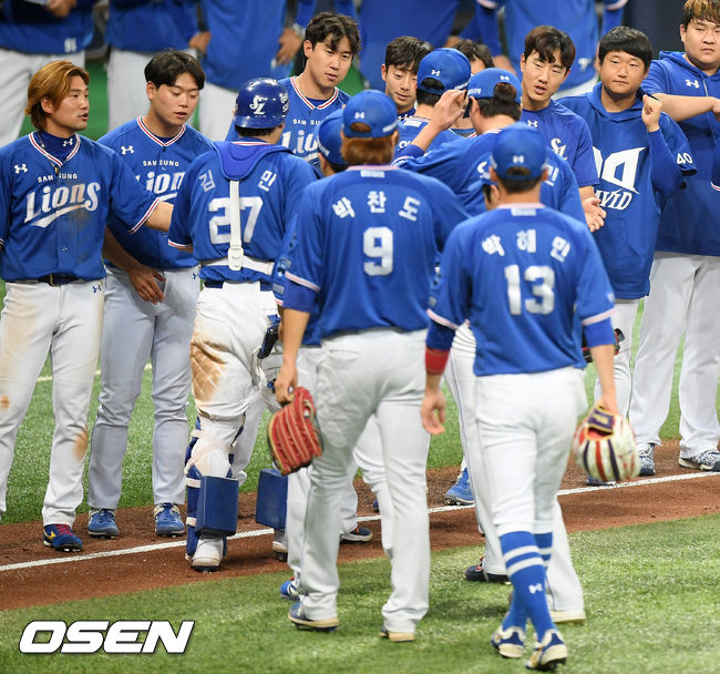 14일 오후 서울 고척스카이돔에서 ‘2020 신한은행 SOL KBO리그’ 키움 히어로즈와 삼성 라이온즈의 경기가 열렸다.이 날 경기에서 삼성 라이온즈 8-5로 승리, 2연승을 달리며 주중 3연전 위닝시리즈를 챙겼다. 키움은 2연패에 빠졌다.경기를 마치고 삼성 선수들이 하이파이브를 하고 있다./ rumi@osen.co.kr