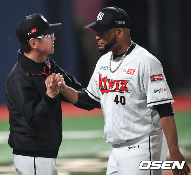 KT는 27일 수원 KT위즈파크에서 열린 ‘2020 신한은행 SOL KBO리그’ KIA 타이거즈와의 팀 간 2차전에서 5-0으로 승리했다. KT는 2연패에서 벗어나며 시즌 8승(11패) 째를 거뒀다. KIA는 시즌 9패(11승) 째를 당했다.경기 종료 후 KT  이강철 감독과 데스파이네가 하이파이브를 하고 있다./ksl0919@osen.co.kr
