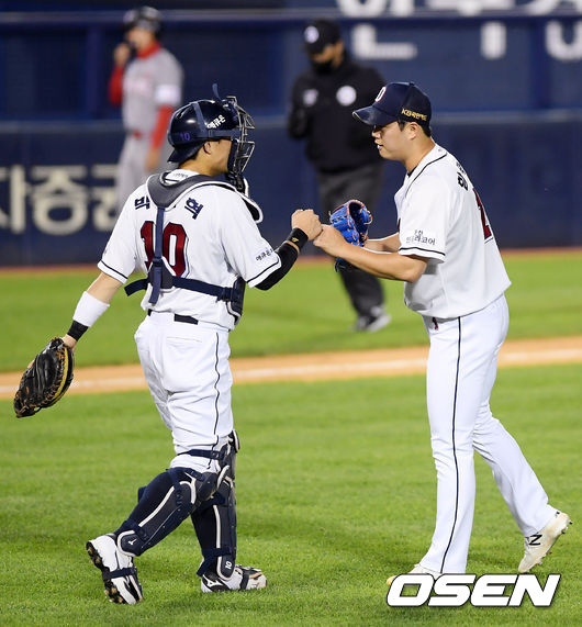 경기 종료 후 두산 박세혁, 함덕주 배터리가 승리를 기뻐하고 있다. /cej@osen.co.kr