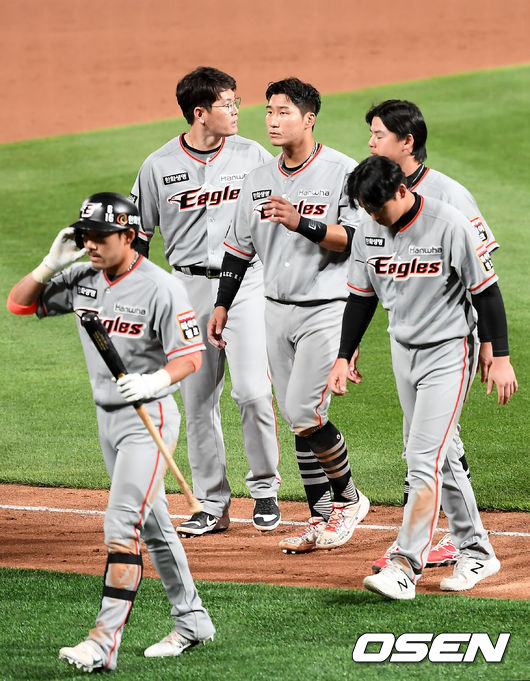 한화 선수들이 그라운드를 나서고 있다. /youngrae@osen.co.kr