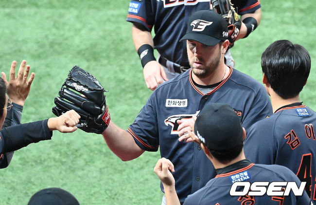 이닝을 마친 한화 서폴드가 더그아웃에서 환영을 받고 있다. /cej@osen.co.kr