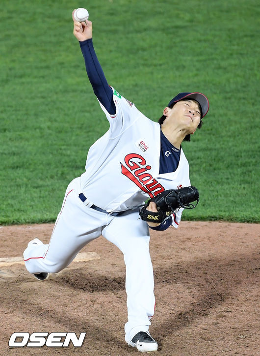 7회초 마운드에 오른 롯데 박시영이 힘차게 공을 뿌리고 있다. /rumi@osen.co.kr