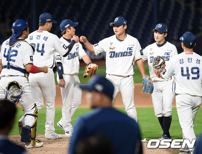 경기를 마치고 NC 선수들이 마운드 근처에 모여서 하이파이브를 하고 있다. / rumi@osen.co.kr