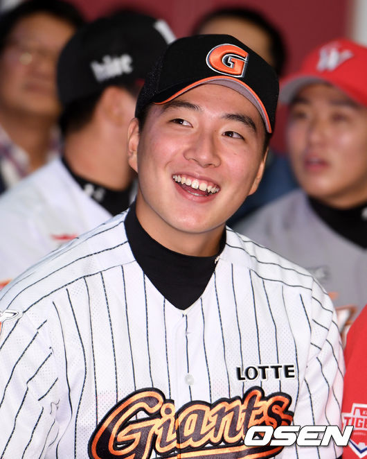 11일 오후 서울 웨스틴 조선 호텔에서 열린 2018 KBO 신인 드래프트 행사에서 롯데 1라운드에 지명된 마산용마고 이승헌이 미소짓고 있다. /jpnews@osen.co.kr