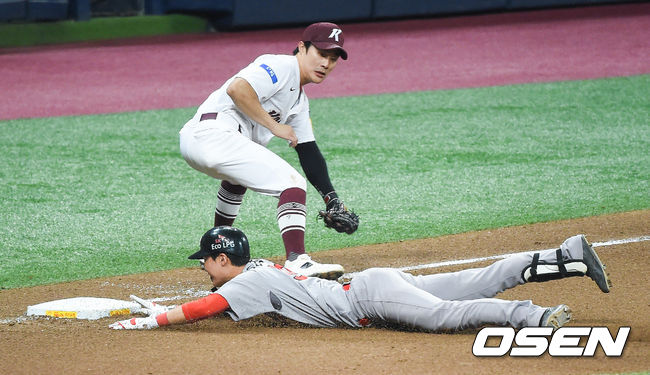 8회초 무사 1루 SK 김창평이 페이크 번트 앤 슬러시로 동점 1타점 적시 3루타를 날리고 슬라이딩을 하고 있다. /   soul1014@osen.co.kr