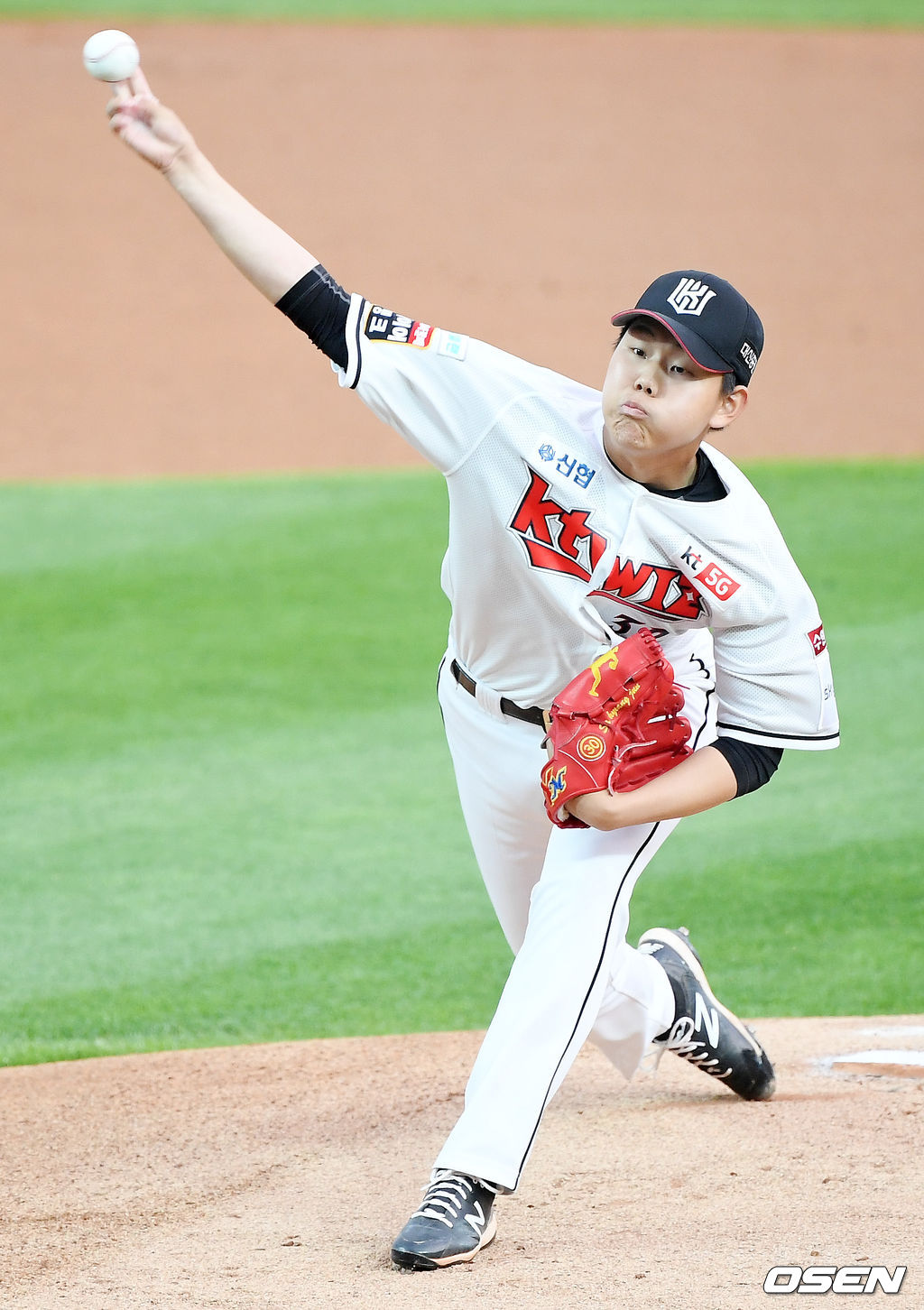 KT 선발 소형준이 힘차게 공을 뿌리고 있다. /rumi@osen.co.kr 