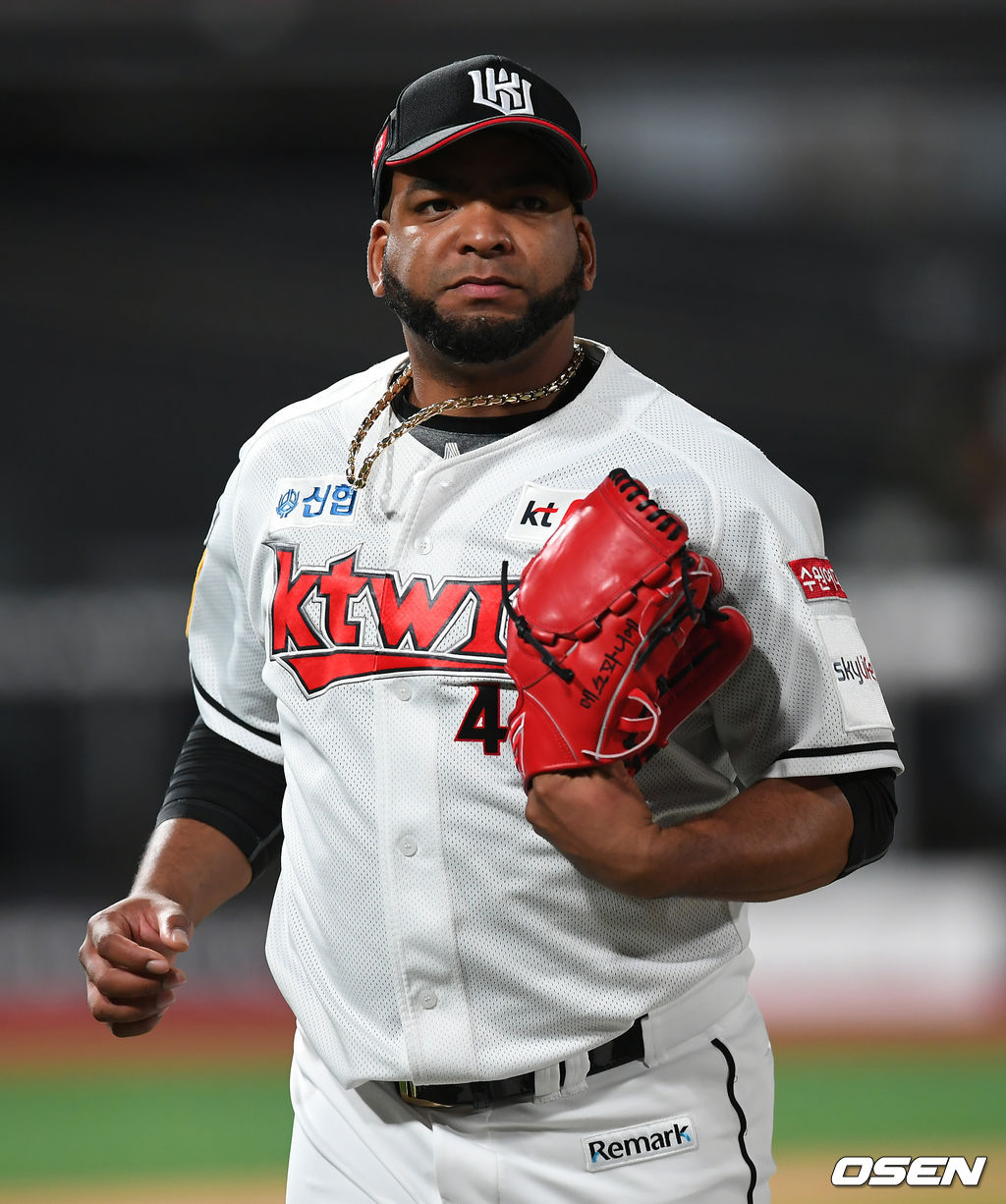 KT는 27일 수원 KT위즈파크에서 열린 ‘2020 신한은행 SOL KBO리그’ KIA 타이거즈와의 팀 간 2차전에서 5-0으로 승리했다. KT는 2연패에서 벗어나며 시즌 8승(11패) 째를 거뒀다. KIA는 시즌 9패(11승) 째를 당했다.8회말 KT 데스파이네가 마운드에서 내려오고 있다./ksl0919@osen.co.kr