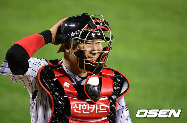 9회초 LG 이성우가 마스크를 고쳐쓰고 있다. /jpnews@osen.co.kr