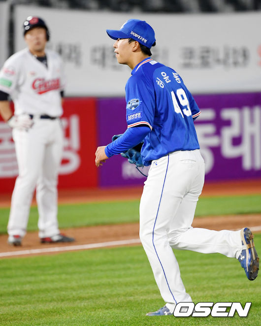 3회말을 마친 삼성 선발 허윤동이 덕아웃으로 들어오고 있다. / rumi@osen.co.kr