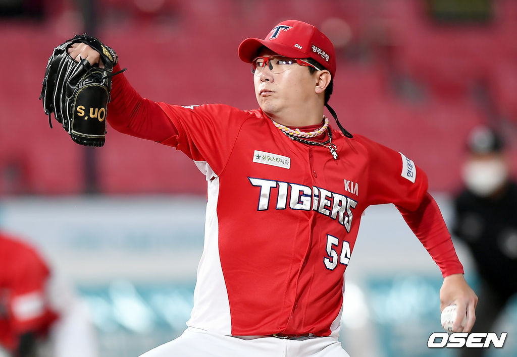 28일 오후 경기도 수원 KT위즈파크에서 ‘2020 신한은행 SOL KBO리그’ KT 위즈와 KIA 타이거즈의 경기가 열렸다.4회말 KIA 선발투수 양현종이 마운드에 올라 힘차게 공을 뿌리고 있다./ksl0919@osen.co.kr