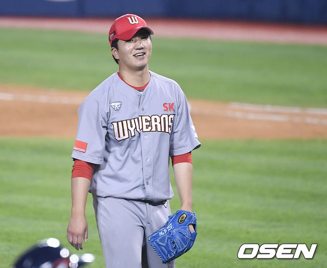 5회말 2사 1,2루 SK 이건욱이 이닝을 마친 뒤 미소를 짓고 있다. /youngrae@osen.co.kr