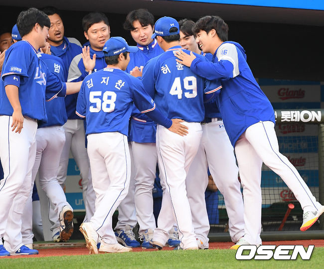 삼성 선발 허윤동이 1회를 마친 후 덕아웃으로 들어오며 축하를 받고 있다. / rumi@osen.co.kr