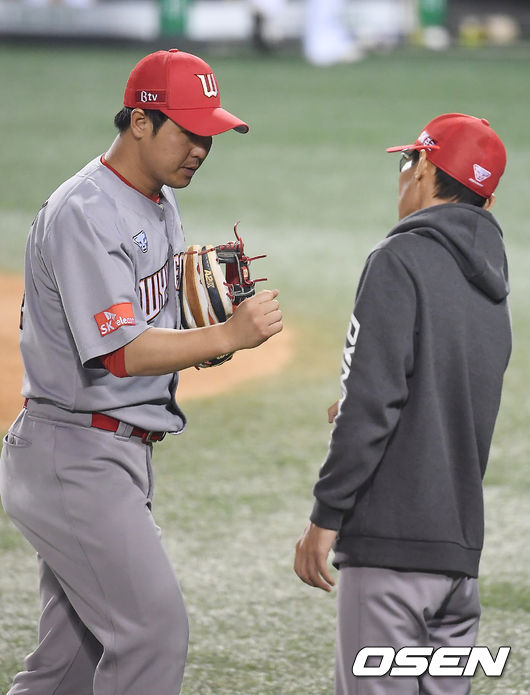 SK는 28일 서울 잠실구장에서 열린 두산과의 경기에서 6-1로 승리했다. SK 투수 이건욱은 데뷔 첫 선발로 등판해 5⅓이닝 3피안타 1실점으로 데뷔 첫 승을 기록했다. 5회 2사까지 단 45개의 공을 던지며 퍼펙트 피칭이었다. 최정은 2루타 2방을 때리며 3타점을 올렸다.  승리를 거둔 SK 최정이 염경엽 감독과 주먹 인사를 하고 있다. /youngrae@osen.co.kr