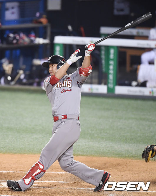 7회초 1사 1,2루 SK 최정이 적시타를 때려내고 있다. /youngrae@osen.co.kr
