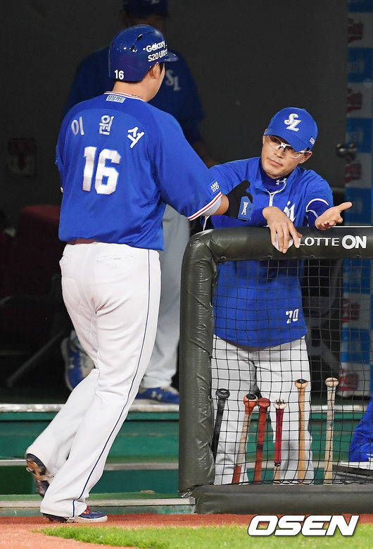 4회초 1사 주자 1루 삼성 살라디노의 좌중간 1타점 적시 2루타때 홈을 밟은 이원석이 덕아웃에서 허삼영 감독과 하이파이브를 하고 있다. / rumi@osen.co.kr