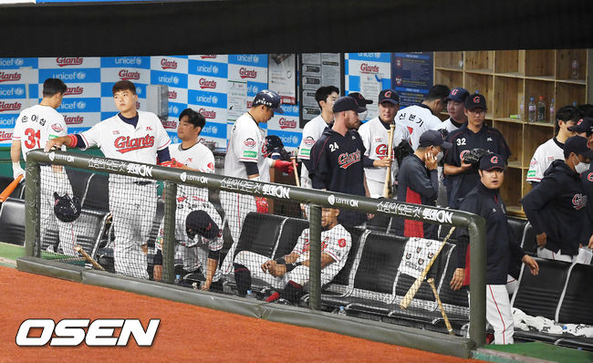 경기를 마치고 롯데 선수들이 퇴장하고 있다. / rumi@osen.co.kr