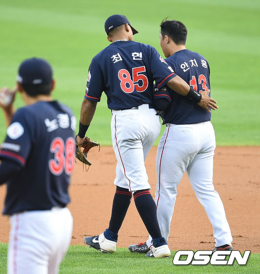 1회초 유니폼을 가지고 오지 않아 콩거 코치의 유니폼을 입고 나온 롯데 마차도가 안치홍과 이야기를 나누고 있다. /   soul1014@osen.co.kr