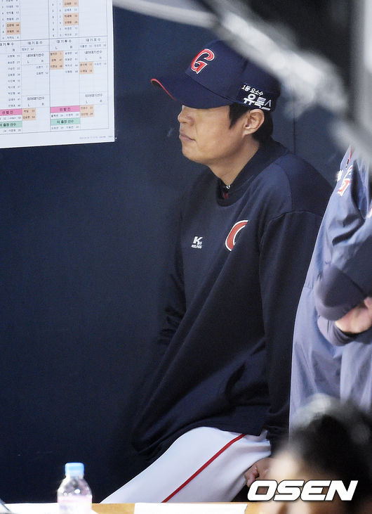 8회말 롯데 허문회 감독이 경기를 지켜보고 있다.    /   soul1014@osen.co.kr