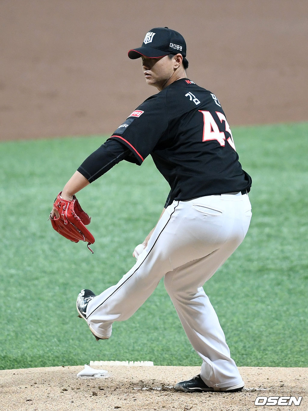 KT 선발투수 김민이 역투하고 있다. /sunday@osen.co.kr