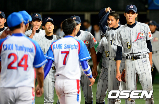 2012년 목동구장에서 열린 세계청소년야구선수권대회에서 일본 후지나미(오른쪽)와 오타니(오른쪽에서 두 번째) /jpnews@osen.co.kr